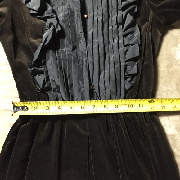 Vintage black velvet dress perfect for holidays - Picture 2 of 8